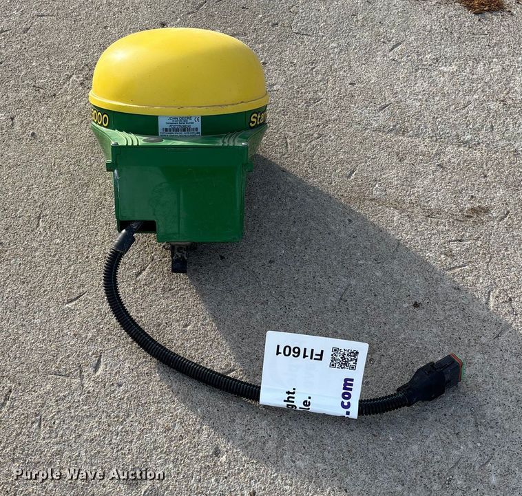image for item FI1601 John Deere StarFire 3000 GPS receiver