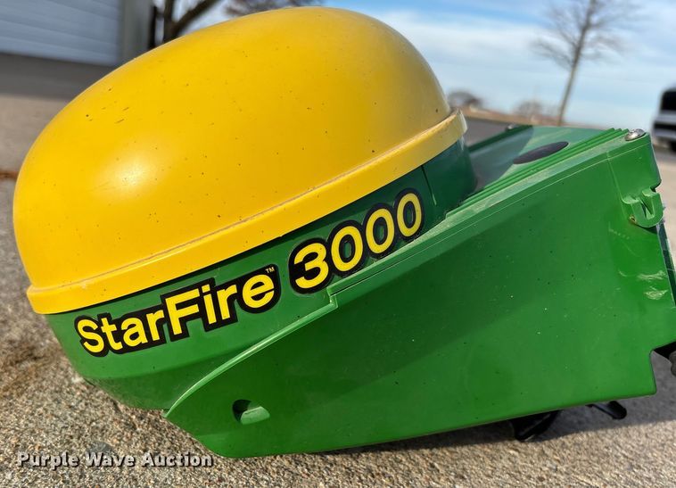 image for item FI1601 John Deere StarFire 3000 GPS receiver