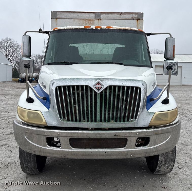 image for item FK1062 2003 International 4400 feed delivery truck