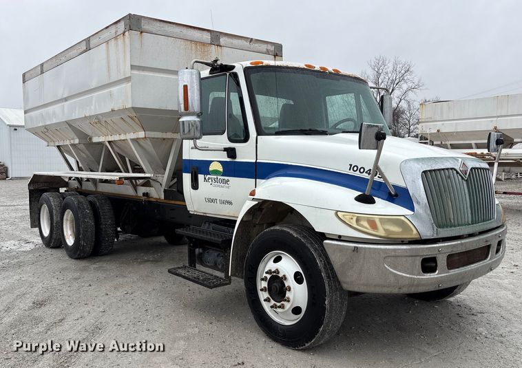 image for item FK1062 2003 International 4400 feed delivery truck