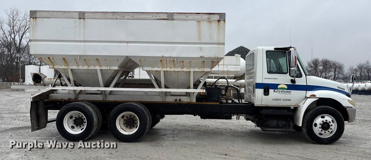 image for item FK1062 2003 International 4400 feed delivery truck
