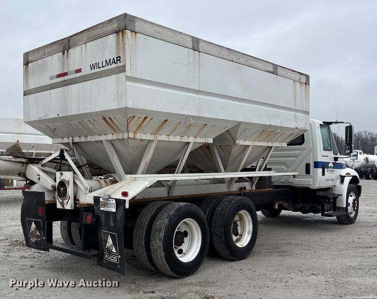 image for item FK1062 2003 International 4400 feed delivery truck