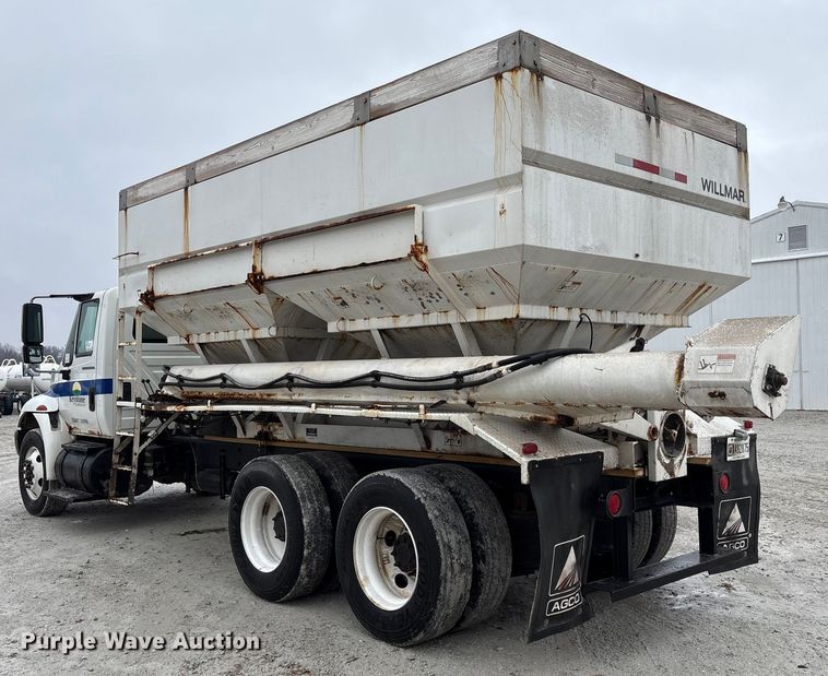 image for item FK1062 2003 International 4400 feed delivery truck