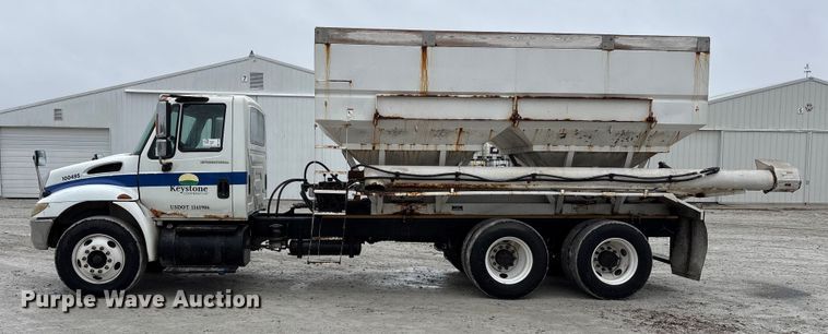 image for item FK1062 2003 International 4400 feed delivery truck