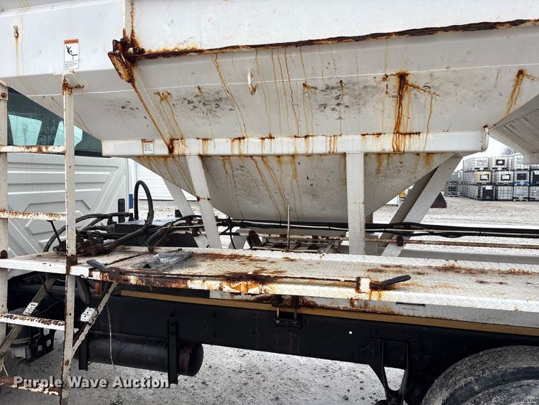 image for item FK1062 2003 International 4400 feed delivery truck