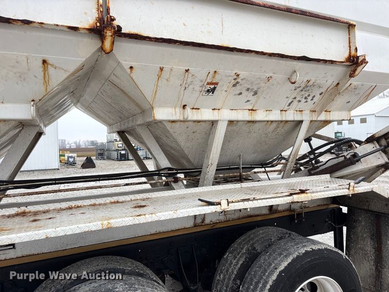 image for item FK1062 2003 International 4400 feed delivery truck