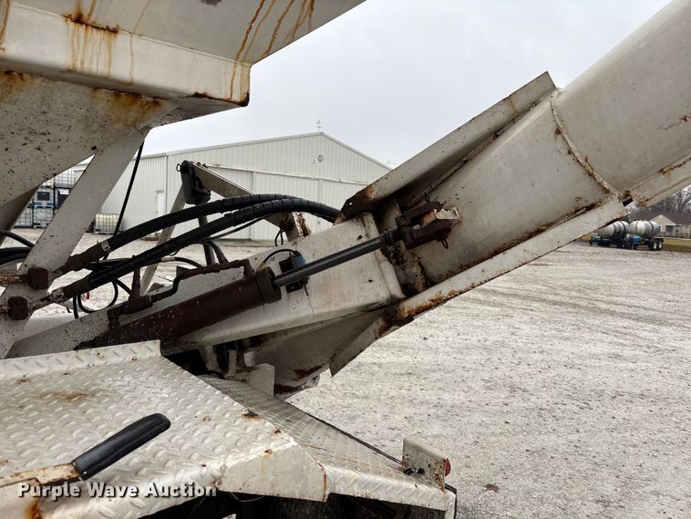 image for item FK1062 2003 International 4400 feed delivery truck