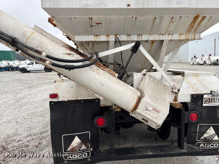 image for item FK1062 2003 International 4400 feed delivery truck