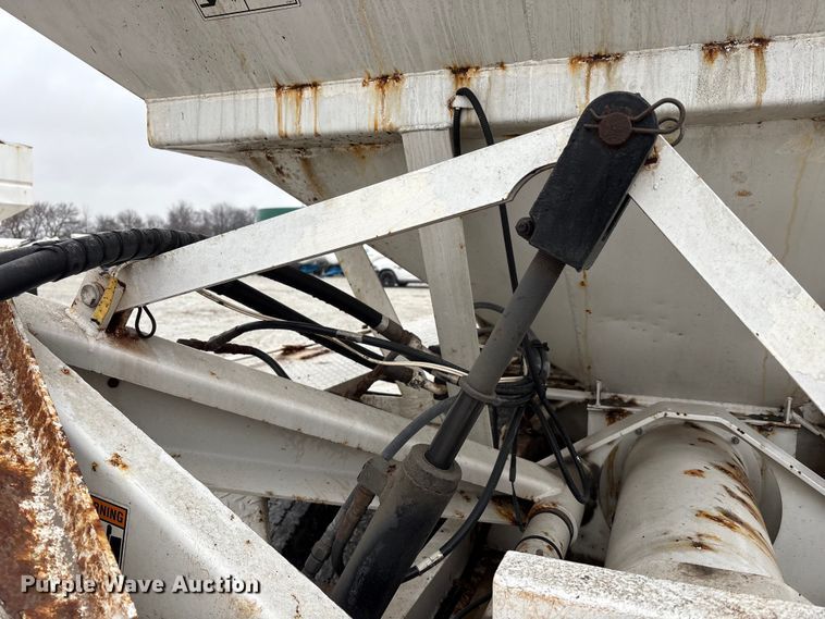 image for item FK1062 2003 International 4400 feed delivery truck