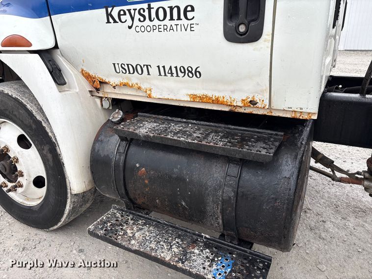 image for item FK1062 2003 International 4400 feed delivery truck