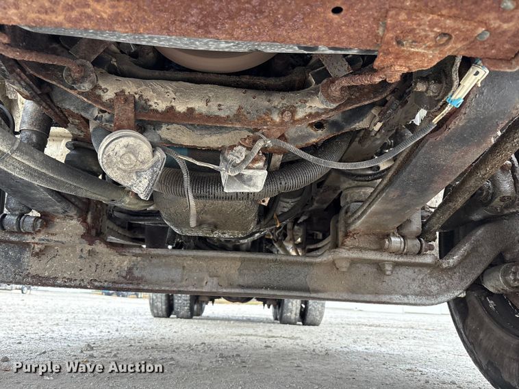 image for item FK1062 2003 International 4400 feed delivery truck