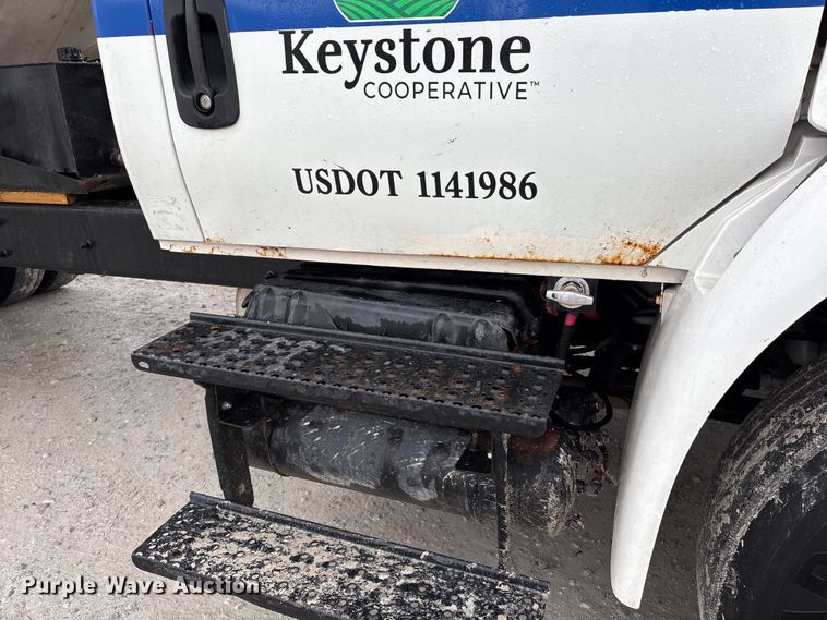 image for item FK1062 2003 International 4400 feed delivery truck