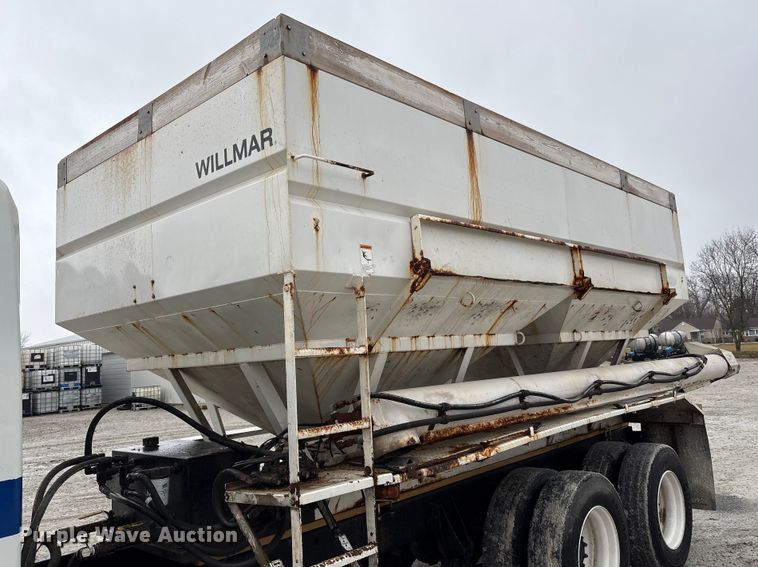 image for item FK1062 2003 International 4400 feed delivery truck