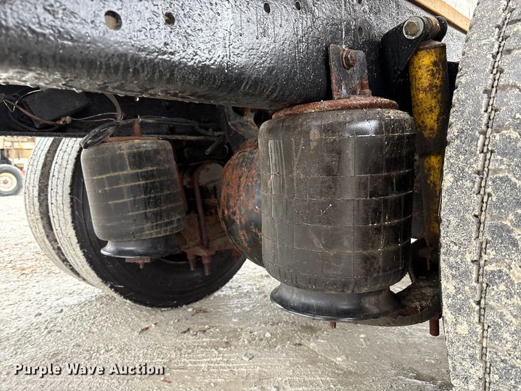 image for item FK1062 2003 International 4400 feed delivery truck