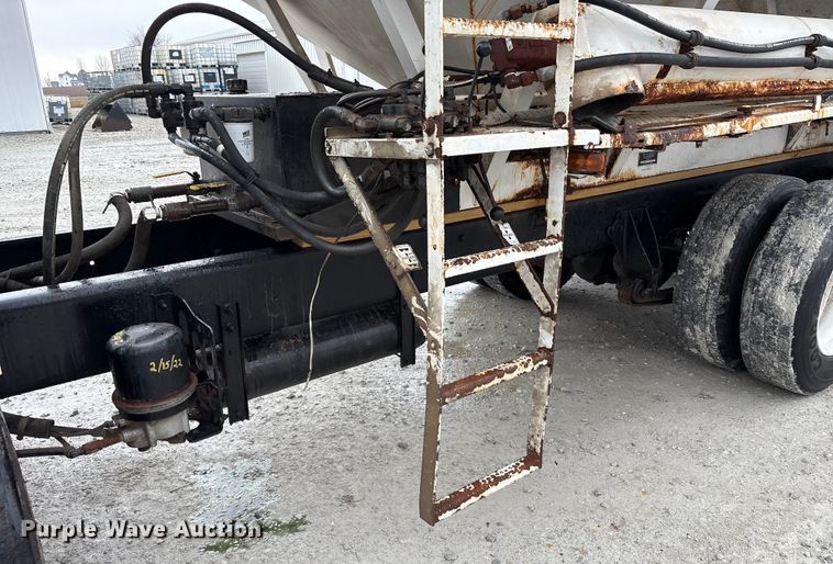 image for item FK1062 2003 International 4400 feed delivery truck