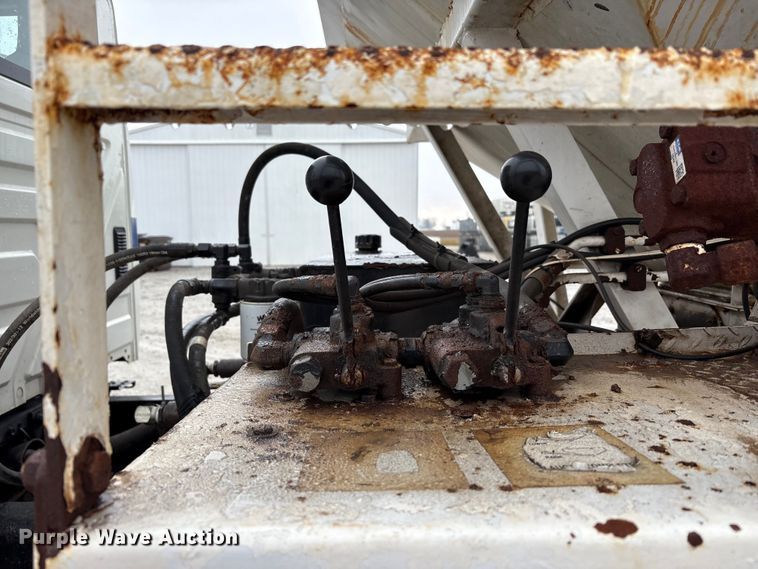 image for item FK1062 2003 International 4400 feed delivery truck