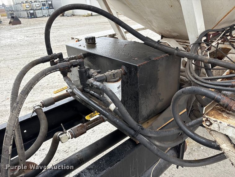 image for item FK1062 2003 International 4400 feed delivery truck