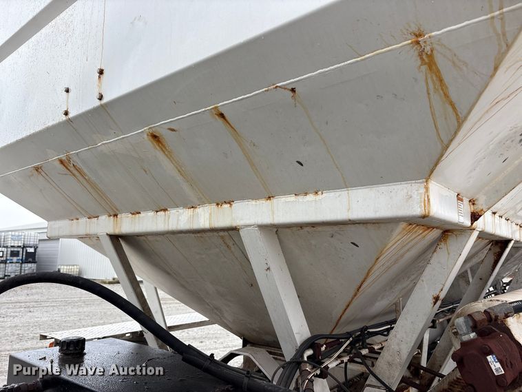 image for item FK1062 2003 International 4400 feed delivery truck