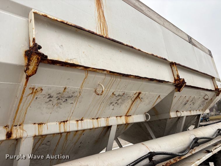 image for item FK1062 2003 International 4400 feed delivery truck