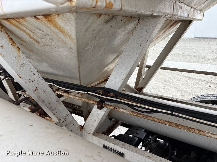 image for item FK1062 2003 International 4400 feed delivery truck