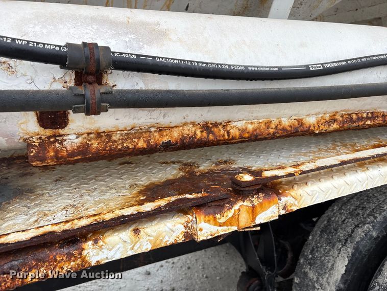 image for item FK1062 2003 International 4400 feed delivery truck