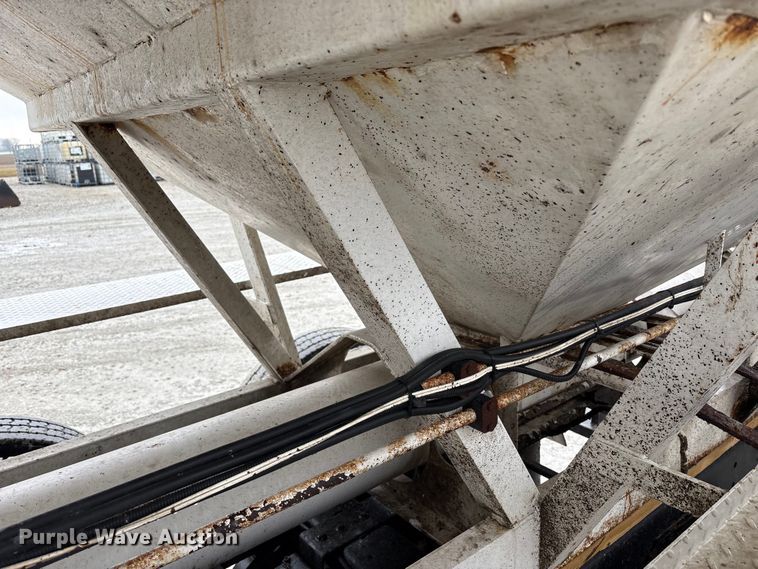 image for item FK1062 2003 International 4400 feed delivery truck