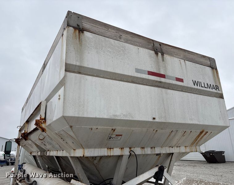 image for item FK1062 2003 International 4400 feed delivery truck