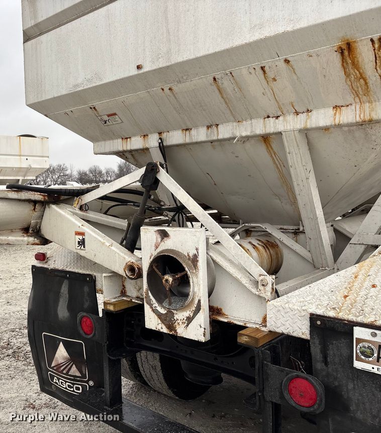 image for item FK1062 2003 International 4400 feed delivery truck