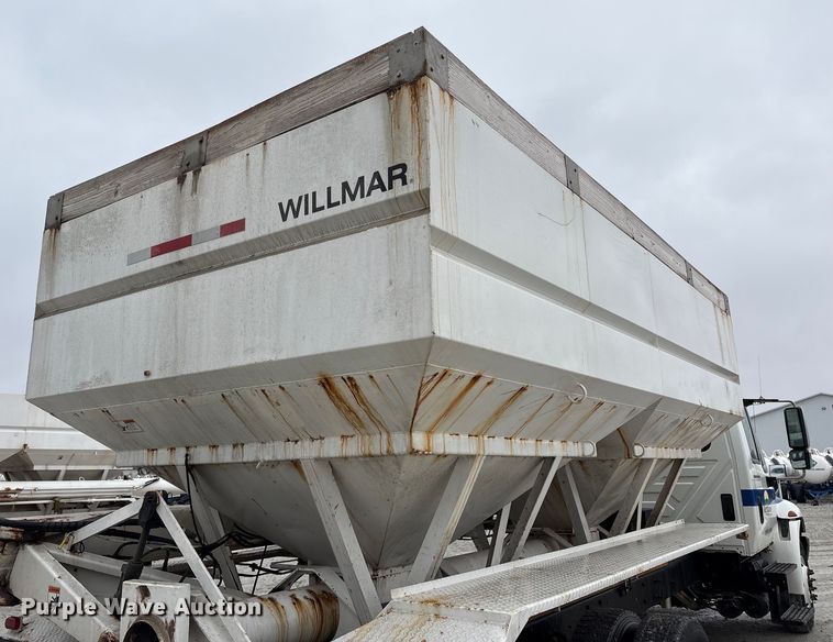 image for item FK1062 2003 International 4400 feed delivery truck