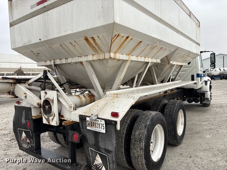 image for item FK1062 2003 International 4400 feed delivery truck