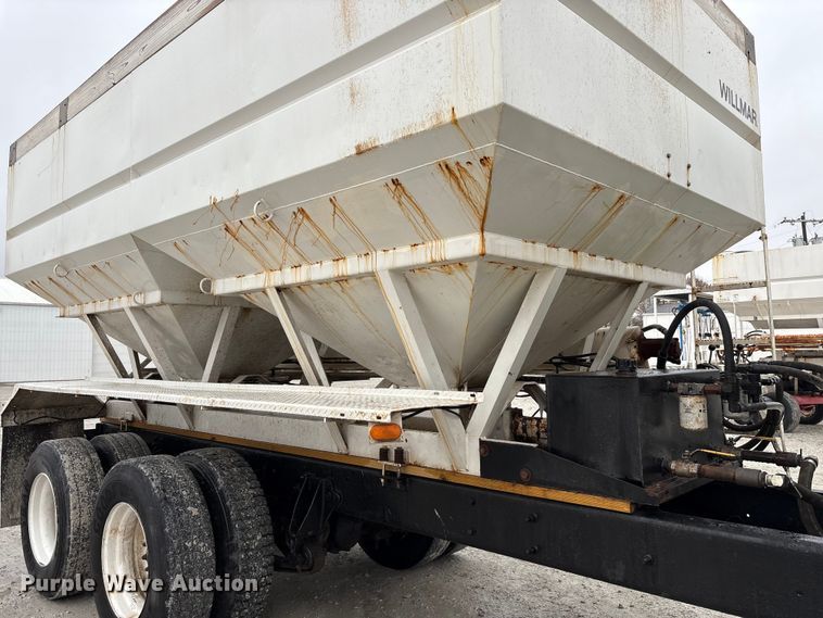 image for item FK1062 2003 International 4400 feed delivery truck