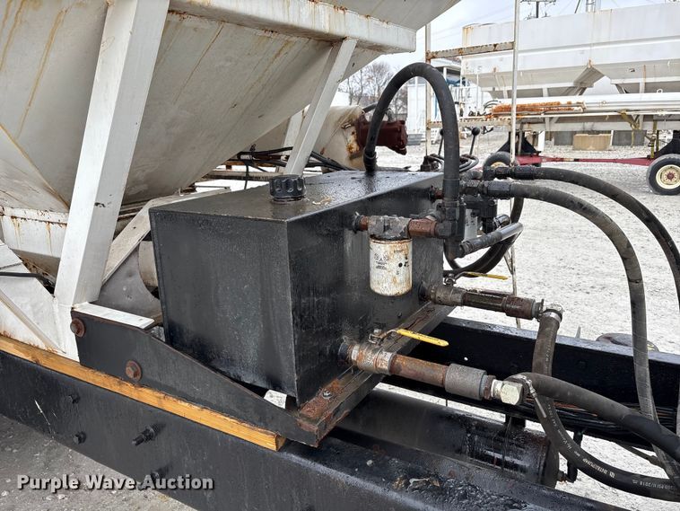 image for item FK1062 2003 International 4400 feed delivery truck