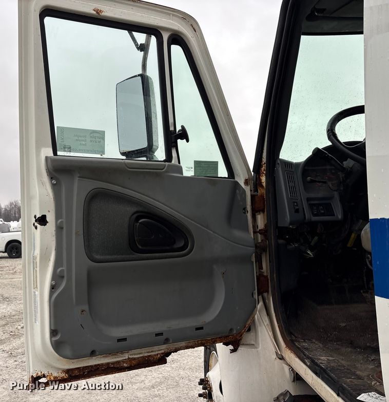 image for item FK1062 2003 International 4400 feed delivery truck