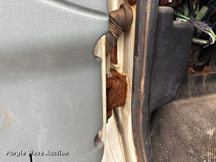 image for item FK1062 2003 International 4400 feed delivery truck