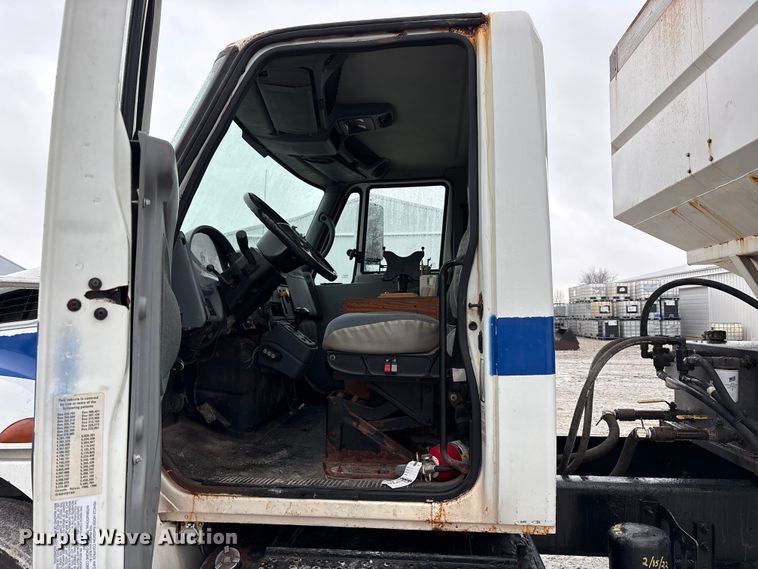 image for item FK1062 2003 International 4400 feed delivery truck