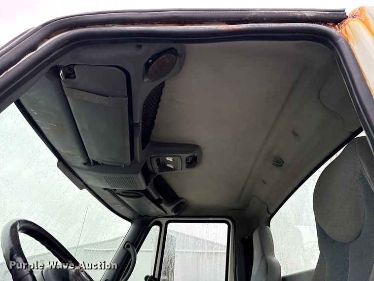 image for item FK1062 2003 International 4400 feed delivery truck