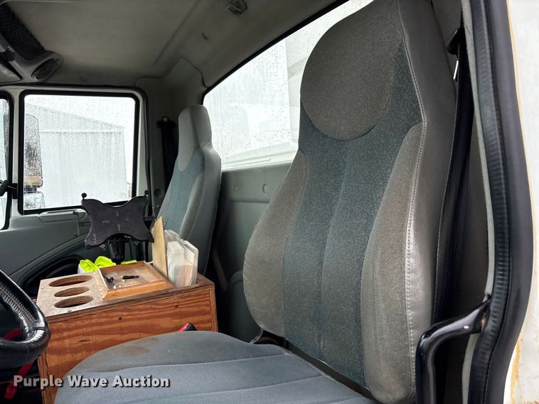 image for item FK1062 2003 International 4400 feed delivery truck