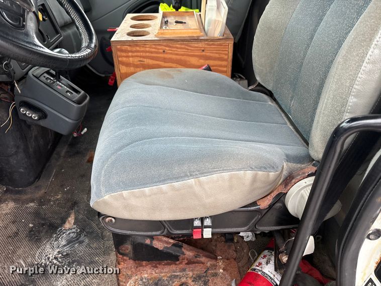 image for item FK1062 2003 International 4400 feed delivery truck