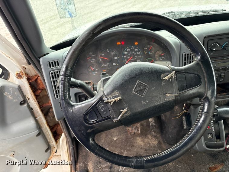 image for item FK1062 2003 International 4400 feed delivery truck