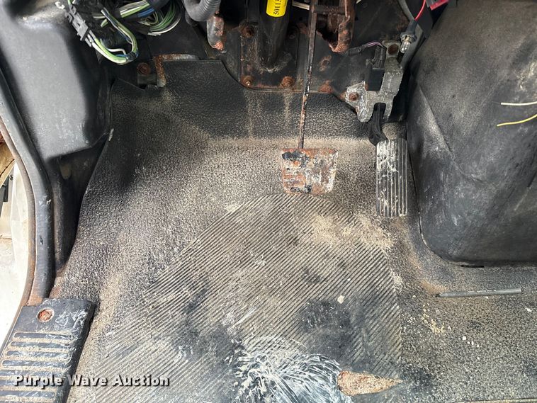 image for item FK1062 2003 International 4400 feed delivery truck