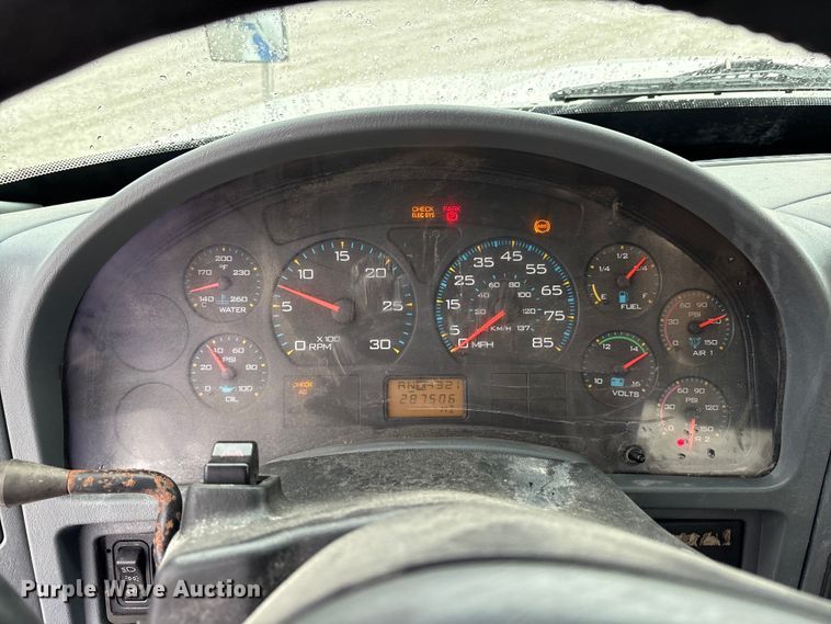 image for item FK1062 2003 International 4400 feed delivery truck