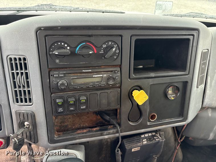 image for item FK1062 2003 International 4400 feed delivery truck