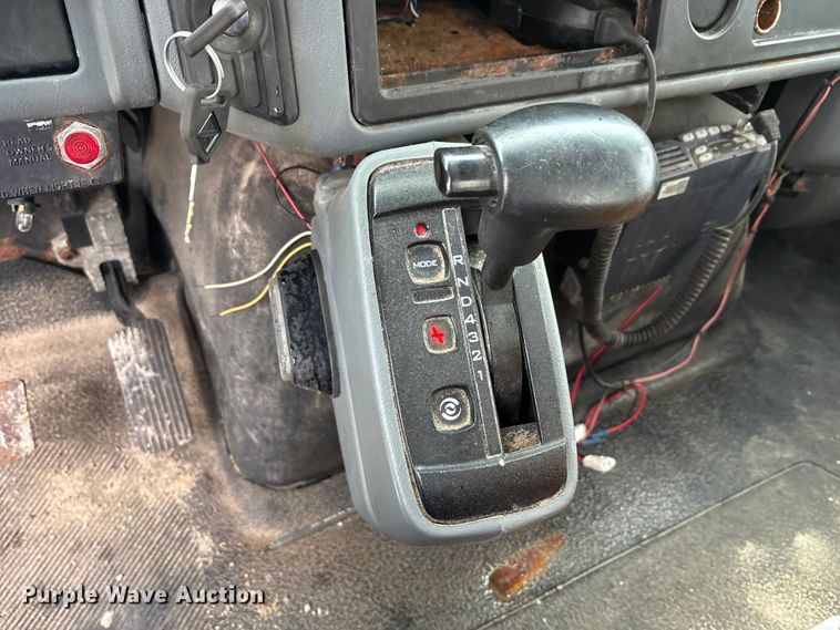 image for item FK1062 2003 International 4400 feed delivery truck