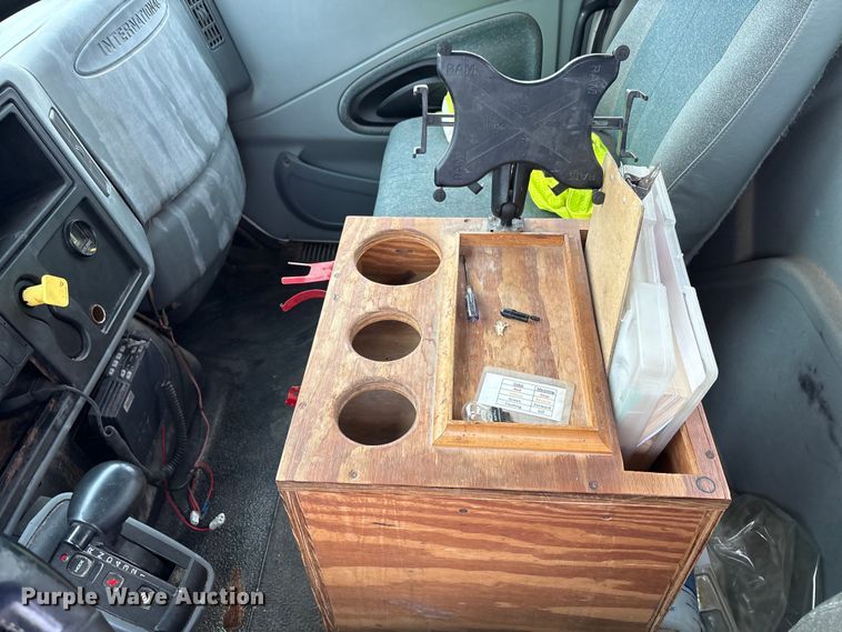 image for item FK1062 2003 International 4400 feed delivery truck