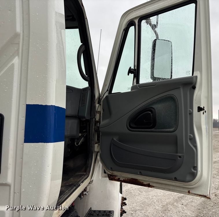 image for item FK1062 2003 International 4400 feed delivery truck