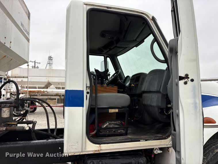 image for item FK1062 2003 International 4400 feed delivery truck