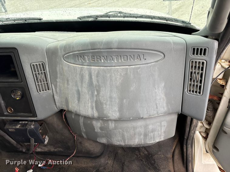 image for item FK1062 2003 International 4400 feed delivery truck