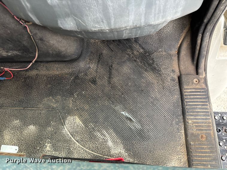 image for item FK1062 2003 International 4400 feed delivery truck