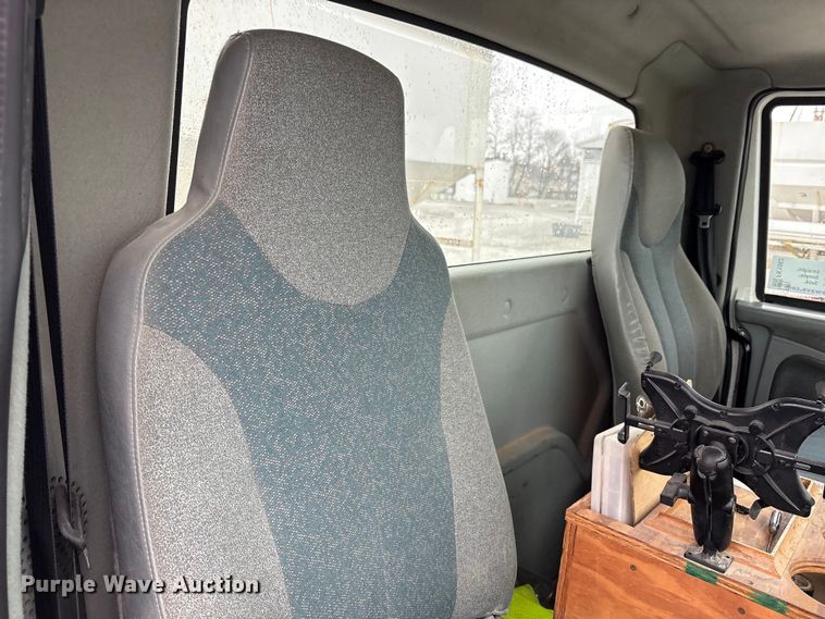 image for item FK1062 2003 International 4400 feed delivery truck