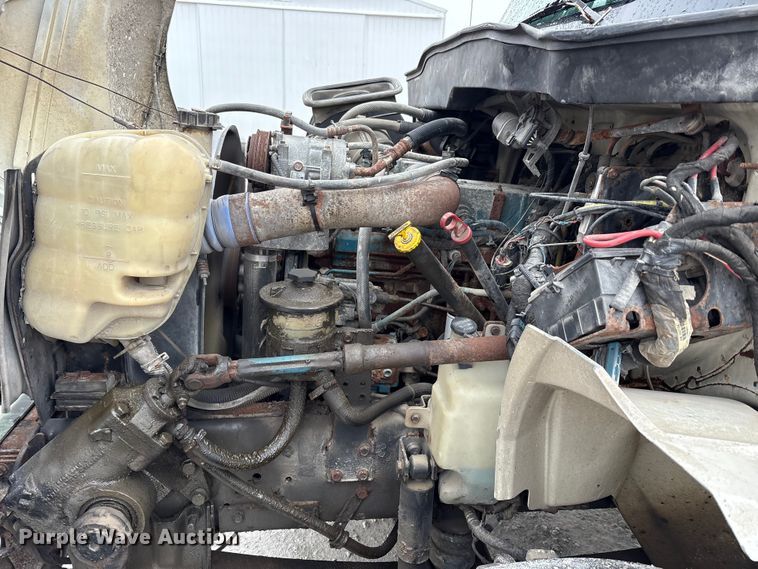 image for item FK1062 2003 International 4400 feed delivery truck